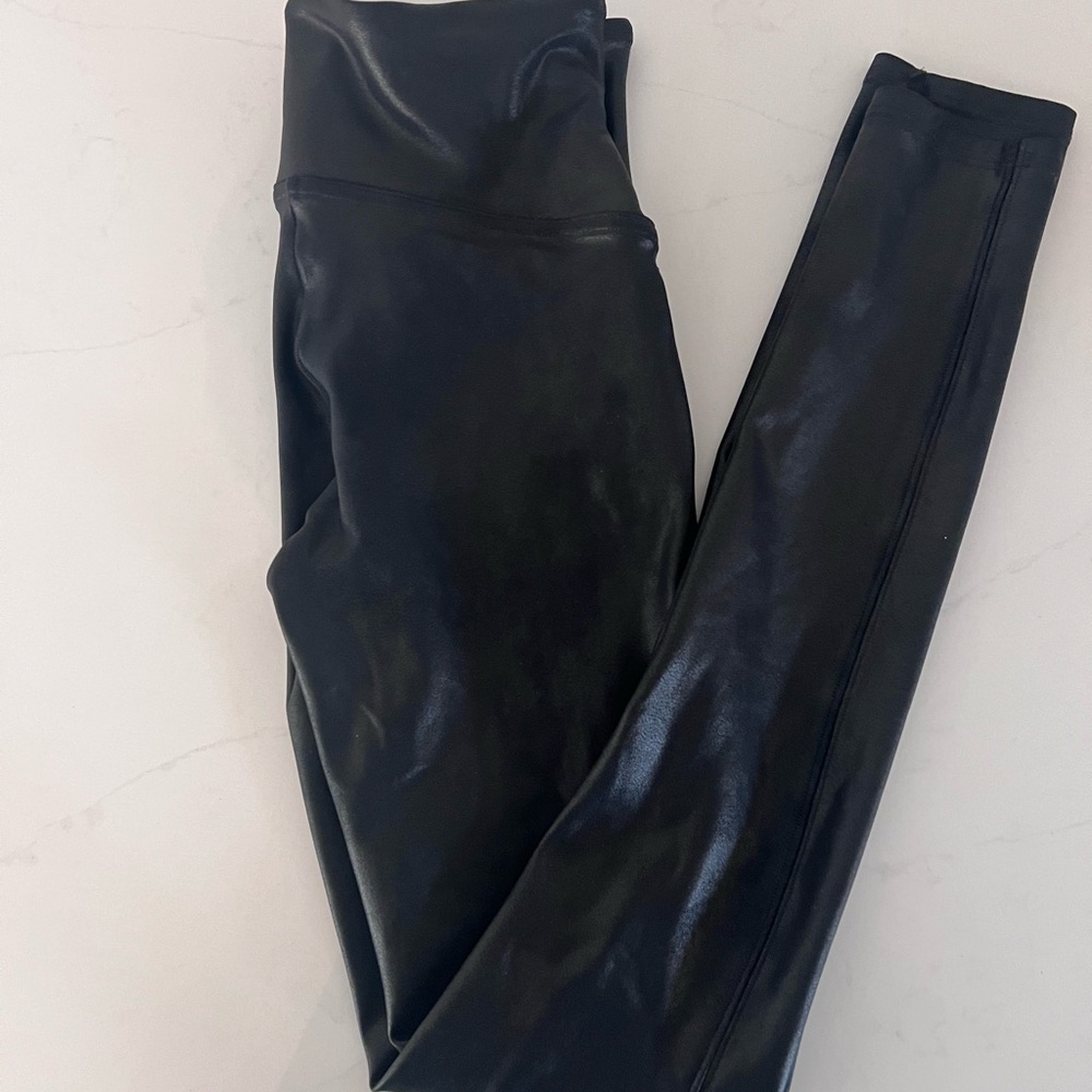 SPANX Faux Leather Leggings. M.